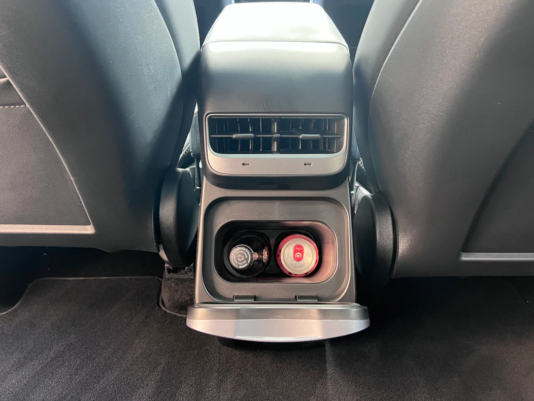 Kyl - Mittkonsoll - Tesla Model Y - Bild 3